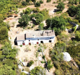 PRODAJA IZUZETNO PROSTRANOG ZEMLJIŠTA SA DVOJNOM KAMENOM KUĆOM