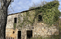 Prodaja - kamena istraska kuća za renovaciju s velikim zemljištem, Opr