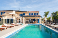 Prostrana moderna vila s bazenom – otok Krk, mir i udobnost na 931 m²