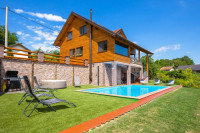 PRODAJA – KUĆA ZA ODMOR S UHODANIM TURISTIČKIM POSLOM S 4*
