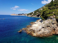 DUBROVNIK SVETI JAKOV! Prodaje se građevna zemlja s dvije kamene kuće