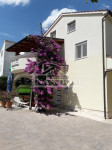 Vodice- Dvije kuće s ukupno 7 apartmana , 600 m od plaže