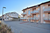 Vodice - dvojna kuća s 7 apartmana i bazen