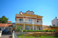 Srima, luksuzna kuća sa 5 apartmana, 50m od plaže