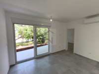 PRODAJA - STAN U NOVOGRADNJI + VRT 135m2 - 30m OD MORA - SUKOŠAN