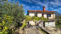 PRODAJA SAMOSTOJEĆE NEKRETNINE S PANORAMSKIM POGLEDOM NA UČKU