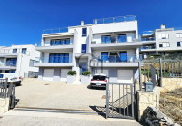 Prodaja- trosoban apartman s bazenom i garažom - Primošten