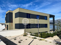 Prodaja: Trosoban stan u zgradi na samo 30 metara od mora!