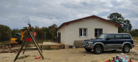 Prodaja velikog građevinskog zemljišta sa kućom i građevinskom dozvolo