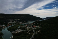 PRODAJE SE GRAĐEVINSKO ZEMLJIŠTE U KOMOLCU!