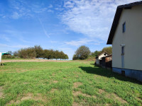 PRODAJE SE GRAĐEVINSKO ZEMLJIŠTE U PEKLENICI NA GLAVNOJ CESTI OD 4281