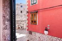 Prodaje se luksuzno renoviran stan od 114 m² u srcu Šibenika – idealna