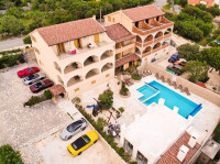 Hotel sa 30 apartmana i pogledom na more u Karlobagu, Ribarica
