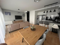 Prodaje se potpuno namješten 3-soban stan s dvorištem i zimskim vrtom