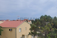 Prodaje se prostrani apartman u Povljani