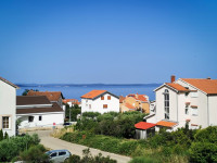 Prodaje se stan sa POGLEDOM NA MORE!, udaljen 5 min pješice od mora