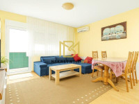 Prodajemo trosoban stan površine 105 m2+ poslovni prostor 24m2,K.Stari