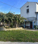 Prodaje se stara kamena kuća s pogledom na more