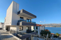 Prostran stan s bazenom i vrtom