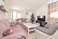 Prostran stan na prvom katu s tri spavaće sobe, vrtom i otvorenom kono