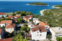 Prostrana kuća 150 m od plaže i očaravajućim pogledom