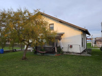 Prostrana kuća s tri spavaće sobe, garažom i terasom – Selnik