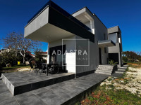 Prostrana moderna kuća okružena prirodom