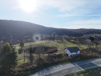 Prostrana nekretnina s potencijalom za renovaciju u Broćancu