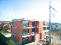 Prostrana i osunčana terasa sa panoramskim pogledom i moderan stan u n