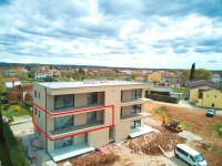 Prostrana i osunčana terasa sa panoramskim pogledom i moderan stan u n