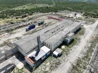 Prostrana proizvodno-skladišna hala s velikim zemljištem