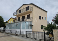 Prostrana samostojeća kuća,NOVIGRAD okolica