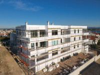 Prostrani apartman u prizemlju nove zgrade, useljenje 2025g., Vodice