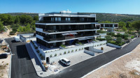 Prostrani dvosobni stan u prizemlju s garažom i odličnim pogledom (A3)