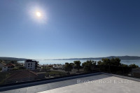 Prostrani penthouse s otvorenim pogledom na more