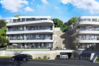 Prostrani stan u prizemlju s vrtom, jacuzzijem i pogledom na more