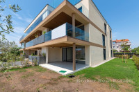 Prostrani stan terasom i pogledom na more