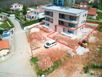 Prostrani vrt od 400m2 i kvalitetan stan u novogradnji sa lijepim pogl