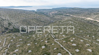 Prostrano poljoprivredno zemljište od 25,928 m2 na otoku Braču