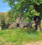 Prostrano zemljište sa starom kamenom kućom blizu mora na Pelješcu