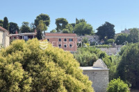 Pula, Centar, stambeno, poslovni kompleks s dva kvalitetna stana i caf