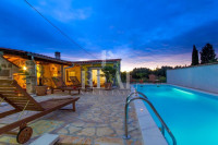 Pula dvije kuće sa bazenom na Velom vrhu !