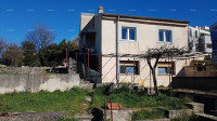 Pula!  Kuća s dva stana i velikim vrtom. Blizina Mup-a.