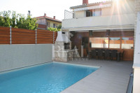 Pula,renovirana kuća sa tri stambene jedinice !