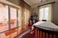 Pula, strogi Centar, prostrani podijeljeni stan na 3. katu s terasom i