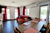 Pula, Nova Veruda - trosobni stan na prvome katu, 75 m2, garaža, 400 m