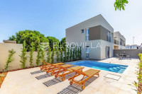 Pula, Valdebek - prekrasna moderna samostojeća kuća s bazenom, NKP 80.