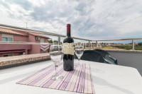 Pula, Valdebek, samostojeća kuća novije gradnje s četiri stana, 388 m²