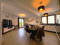 Pula, Veli Vrh, moderan stan s terasom i pogledom na more