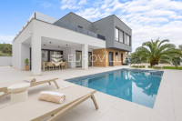 Pula, Veli Vrh, moderna samostojeća vila s grijanim bazenom, teretanom